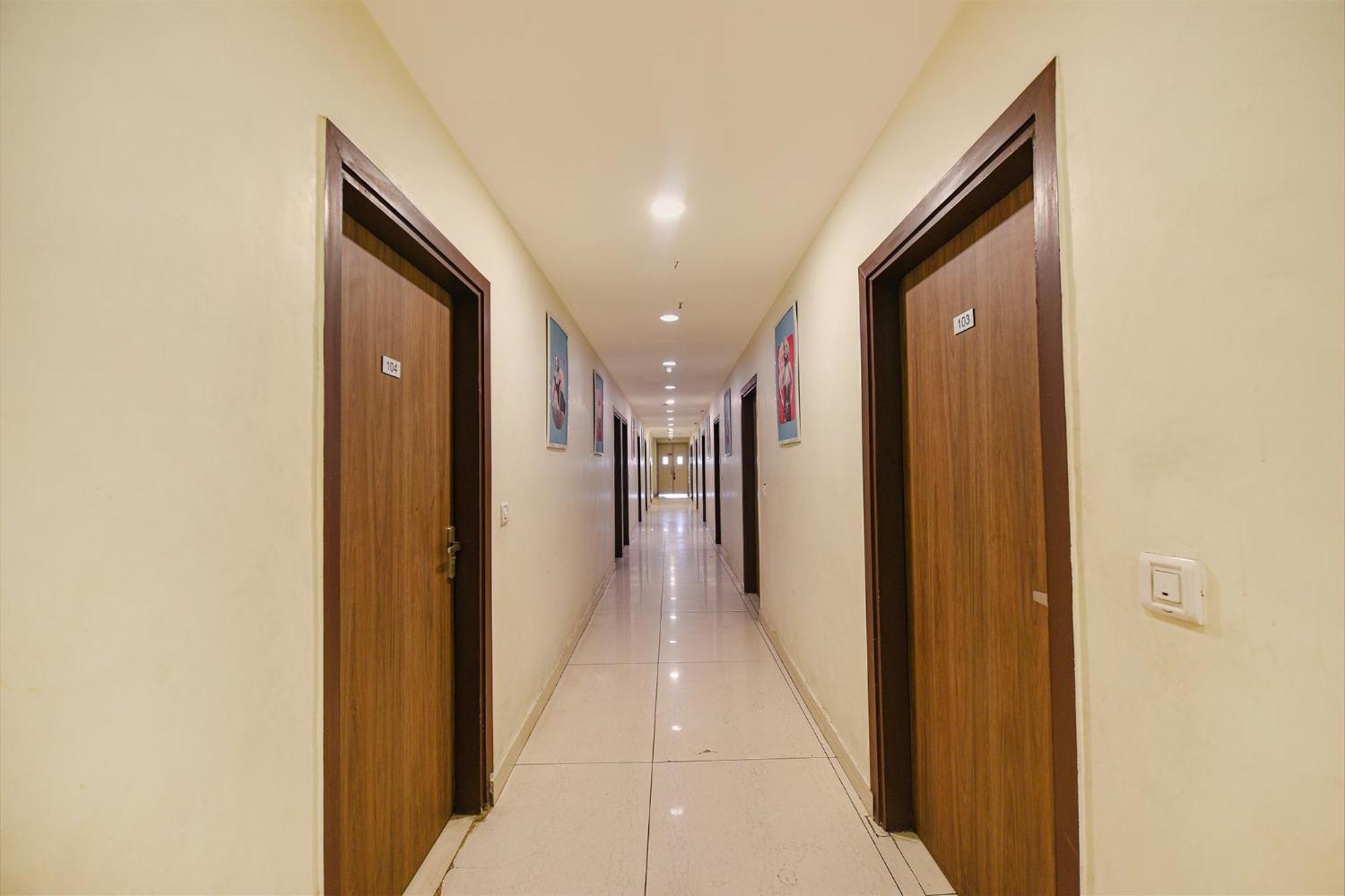 Fabexpress Seven Heaven Hotel New Delhi Exterior photo