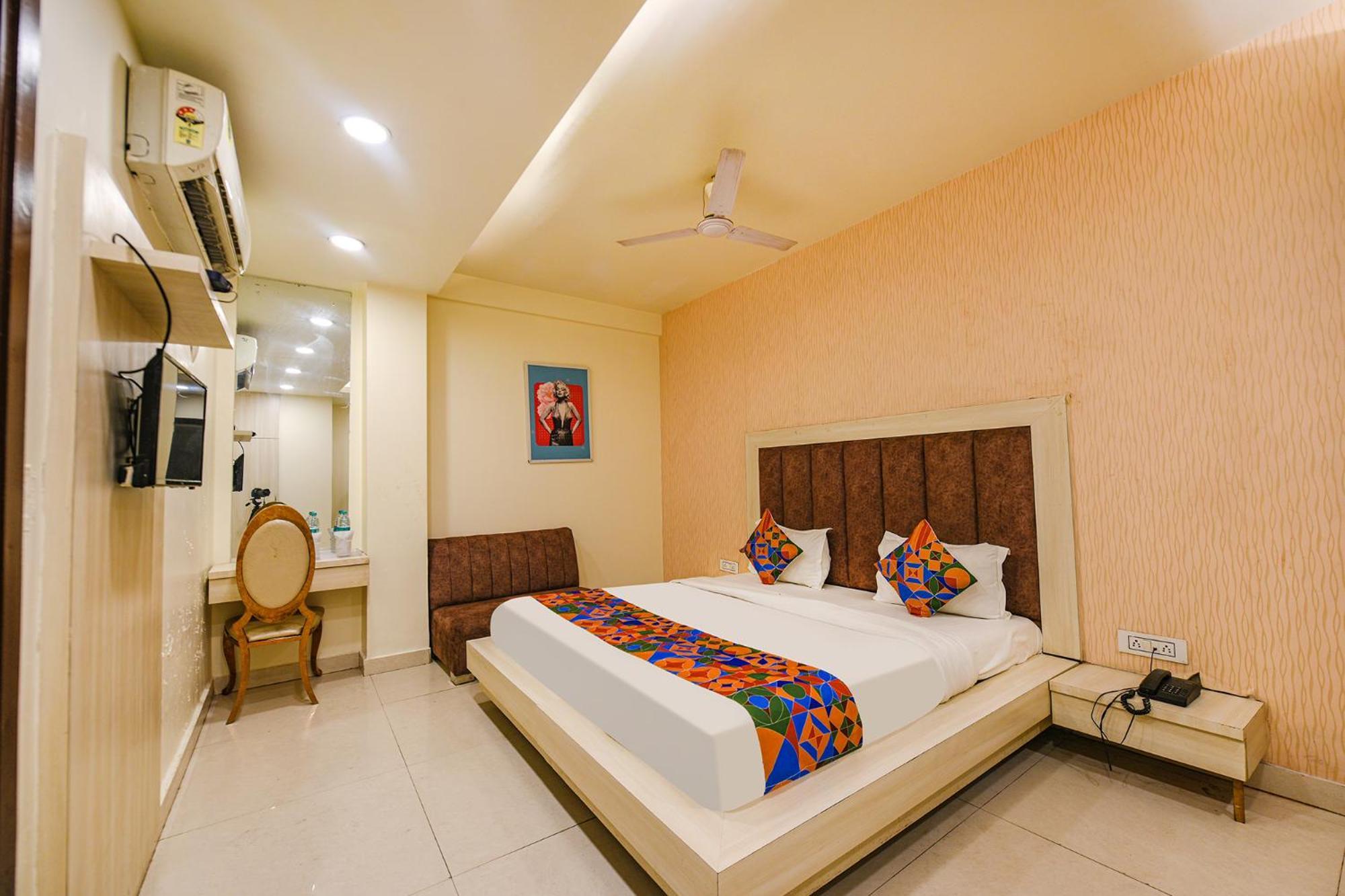 Fabexpress Seven Heaven Hotel New Delhi Exterior photo
