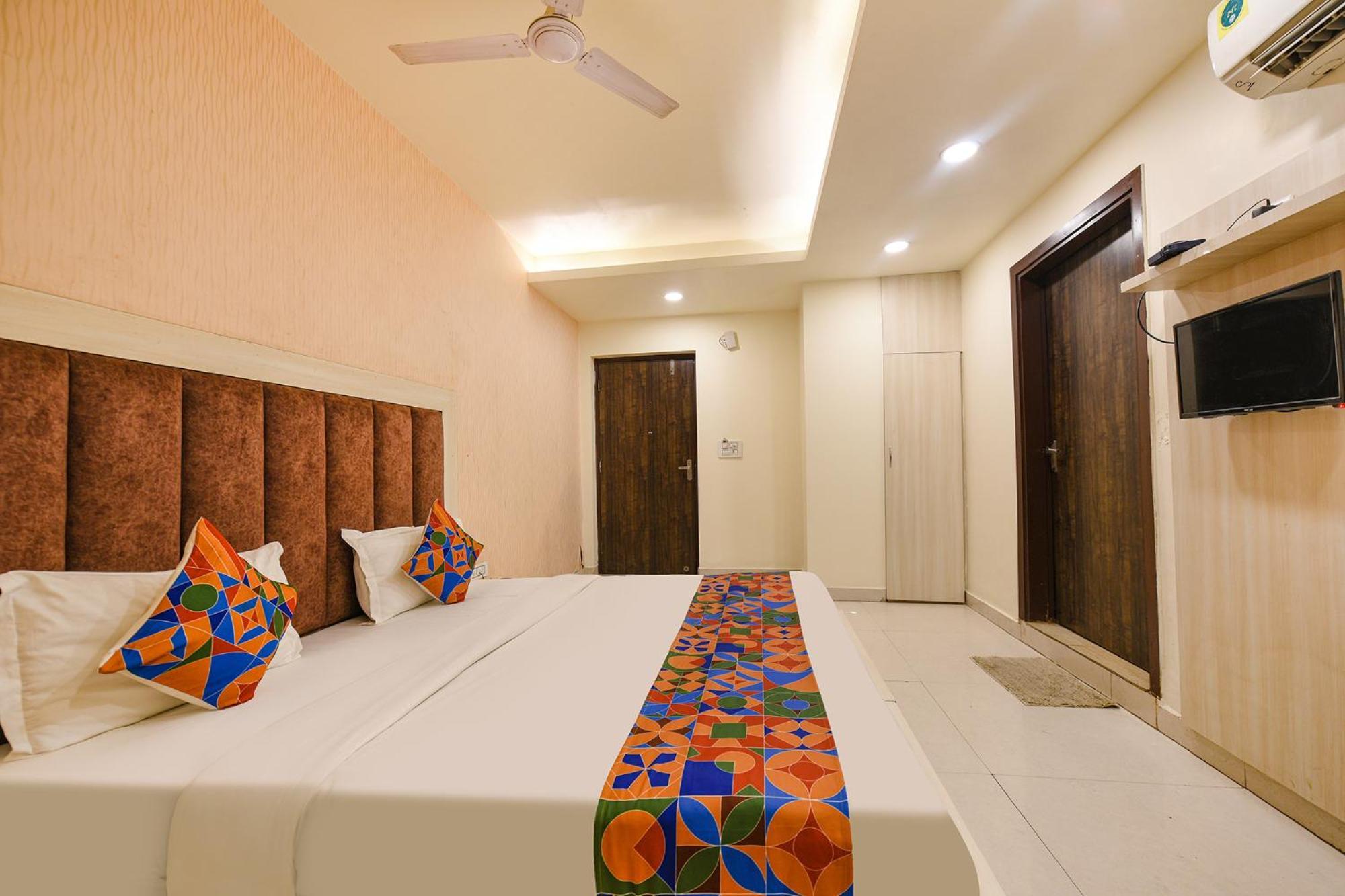 Fabexpress Seven Heaven Hotel New Delhi Exterior photo