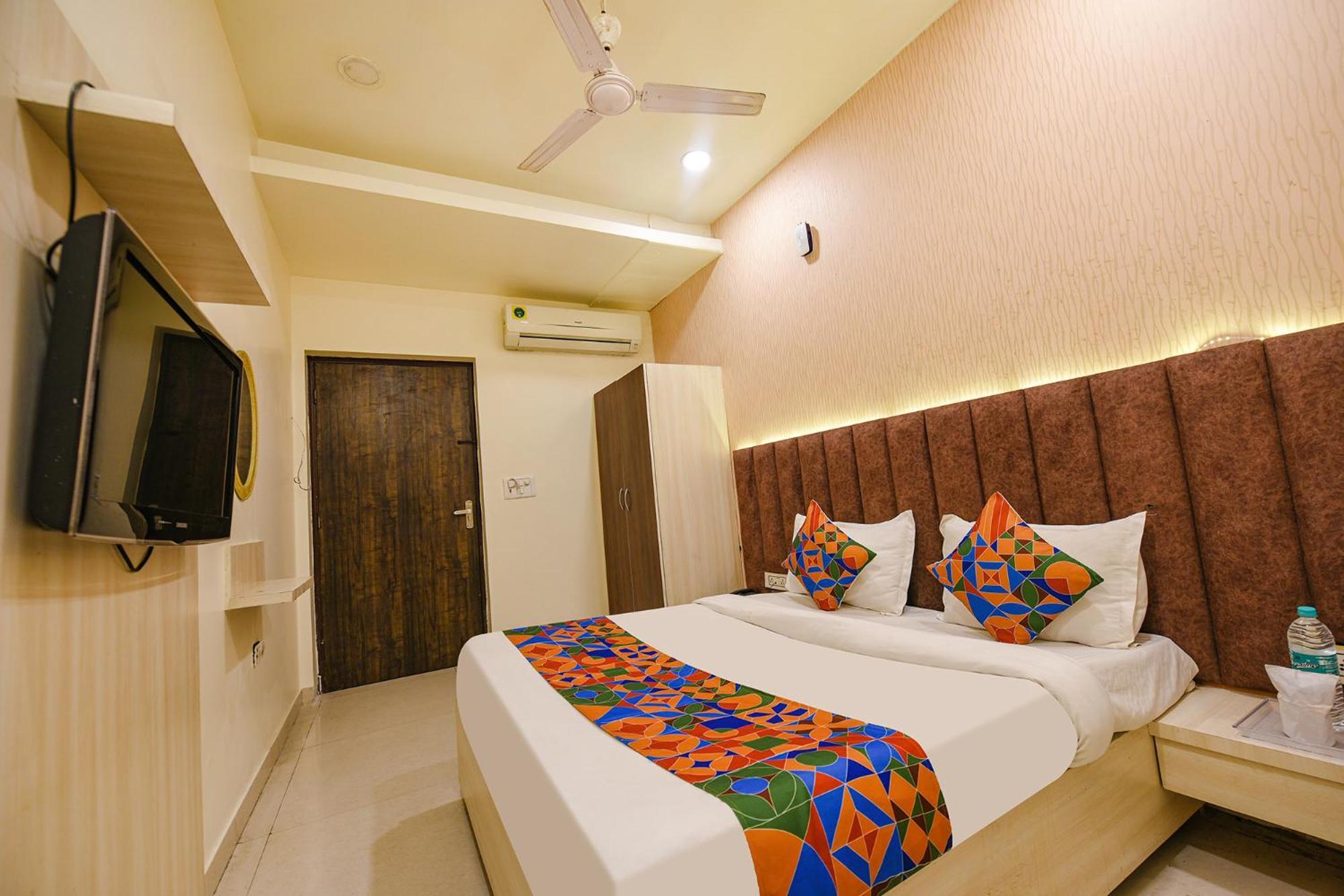 Fabexpress Seven Heaven Hotel New Delhi Exterior photo