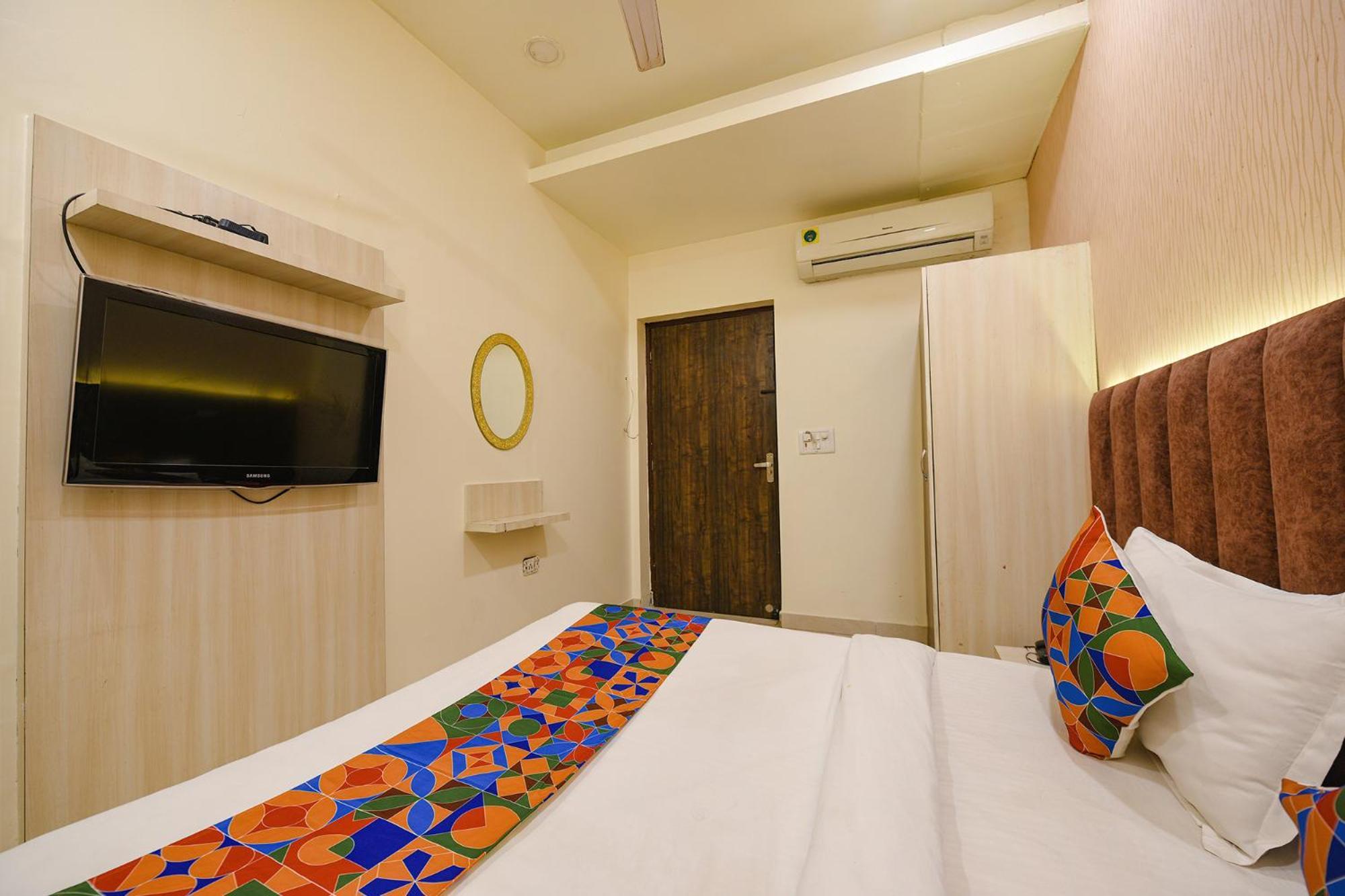 Fabexpress Seven Heaven Hotel New Delhi Exterior photo