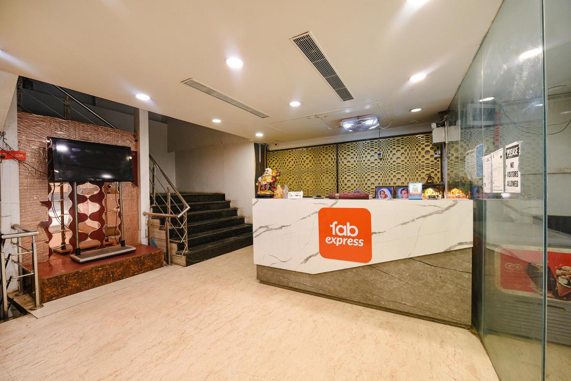 Fabexpress Seven Heaven Hotel New Delhi Exterior photo
